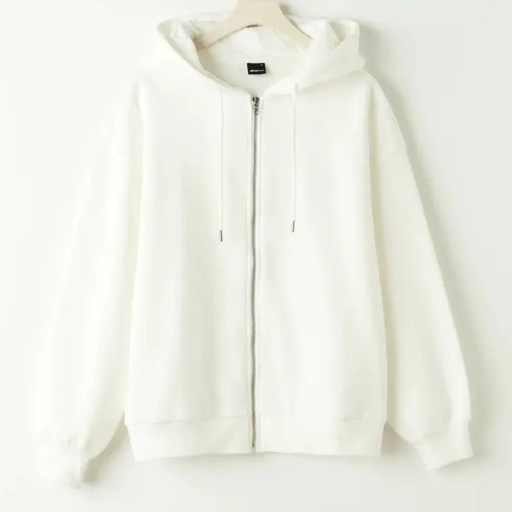 Säljer denna vita hoodie med dragkedja. Väldigt fin och den är i bra skick.💓bilderna tagna från hemsidan!. Hoodies.