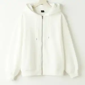 Säljer denna vita hoodie med dragkedja. Väldigt fin och den är i bra skick.💓bilderna tagna från hemsidan!