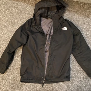 The North face jacka/windbreaker - Säljer min jacka från The North face. Riktigt clean jacka i barnstorlek L. Passar ungefär 160-170 cm. Skyddar mot vind och regn och andas bra. Nypris 1000 kr. Finns i Stockholm för att mötas upp, kan även frakta. 