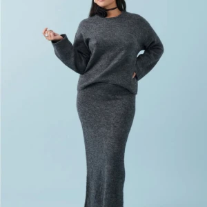 Stickad kjol - Knitted Maxi skirt från Gina tricot  Säljer på grund av att den inte kommer till användning. Lappen sitter kvar, har edast testat. Nypris 360kr💕