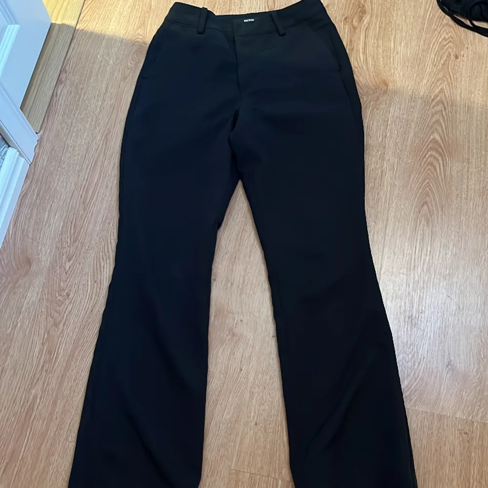 Kostym byxor från vinbok i storlek 36(bild två har hela namnet) använda och tvättade ett par gånger💕 original pris 499kr❤️. Jeans & Byxor.