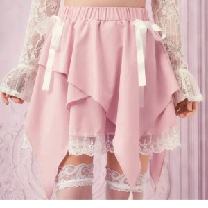 Asymmetrisk kjol med rosetter  - Storlek; MEDIUM./LARGE 