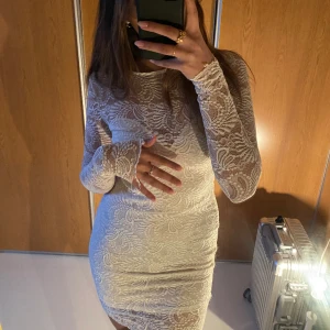 Vit spetsklänning - En supersöt vit spetsklänning perfekt nu till student eller sommaren!!