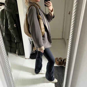 Bottega Veneta-liknande väska - Säljer denna fina väskan, som liknar en Teen Jodie från Bottega Veneta 🤍 Pris kan diskuteras vid snabb och smidig affär ✨