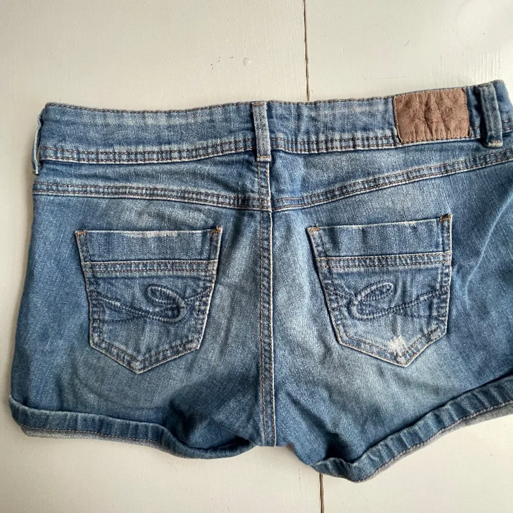 Så snygga lågmidjade jeansshorts perfekt till sommaren!💗. Shorts.