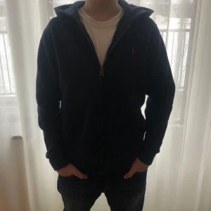 Ralph Lauren Zip - En riktigt fin Ralph Lauren zip i mörkblå storlek 14-16 här med! Kom med bud! Har även en grå så kan lösa paketpris vid köp av båda!
