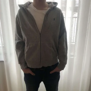 Ralph Lauren Zi - Riktigt sjyst Raffe zip i grå färg. Storlek 14-16 år! Skriv privat om du har frågor✔️