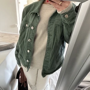 Grön jeansjacka - Så fin grön jeansjacka från Vero Moda, perfekt till våren😍☀️👌🏼Säljer då den inte kommer till användning, utöver det är den i jättefint skick. Den är i storlek L men är liten i storleken så passar mig som brukar ha XS/S i jackor! (Frakt tillkommer).