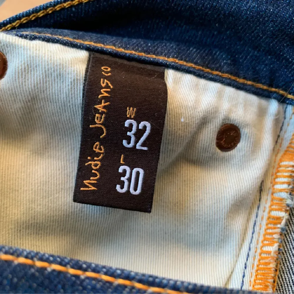 Hejsan! Säljer ett par oanvända nudie jeans i storlek 32/30. Det har ej använts och är i toppskick! Säljer då de är för små för mig. Kvitto kan tas fram och om andra frågor uppstår är det bara att säga till. Nypris är 1699.. Jeans & Byxor.