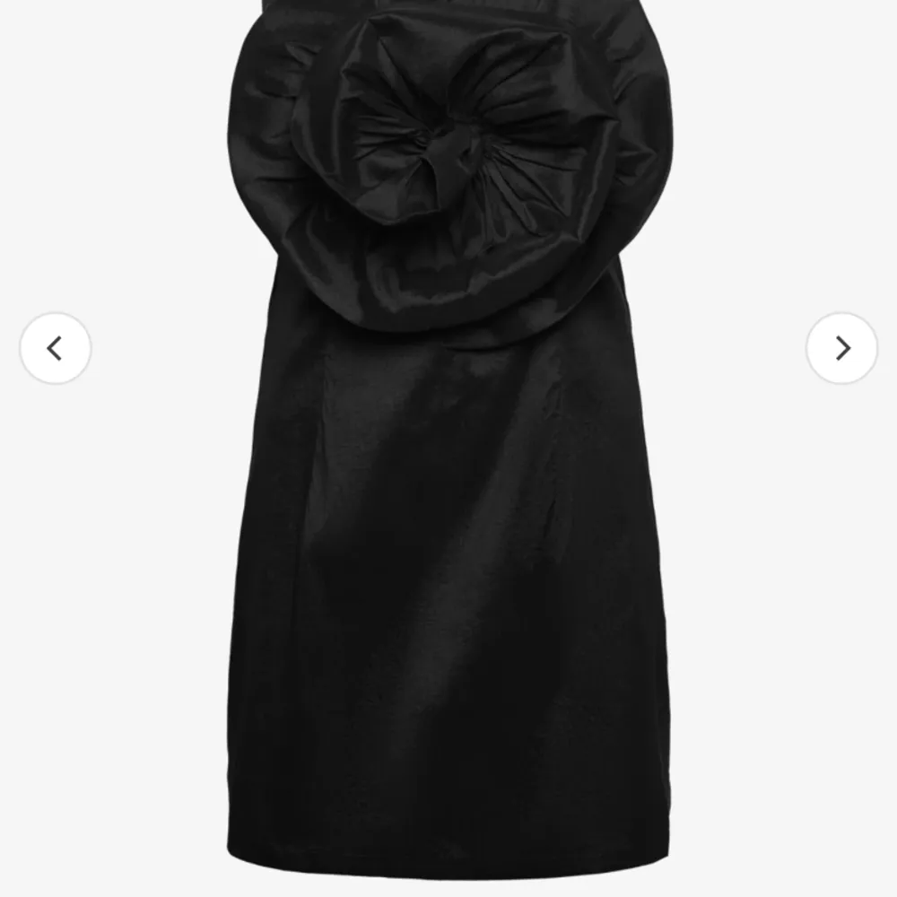 Säljer denna snygga klänning från A view , då jag inte annvänder den. Annvänd endast en gång. PM för mer bilder. Kan tänka mig gå ner i pris vid smidigt köp. Klänningar.