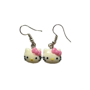 hello kitty örhängen - egengjorda hello kitty örhängen! aldrig använda🤩🎀