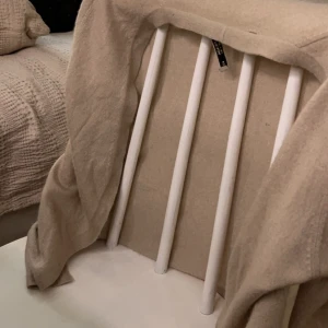 Prada Kofta  - Koftan är i bra skick, lappen där det står Prada sitter löst på en sidan men går enkelt att laga, säljer pga att den inte används jättemkt🩵🩵🩵Ganska liten i storlek Nypris: 5000kr  Pris kan diskuteras 