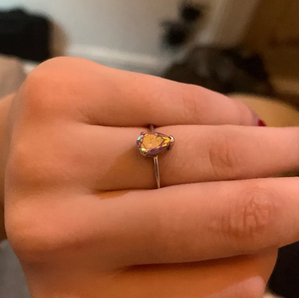 Silver ring med en ”multichrome” lila kristall/glasbit. Säljer åt en vän som inte ville ha den! Nypris: 130kr. Accessoarer.