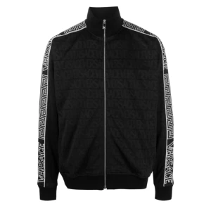 Versace tröja  - Versace tröja utan luva, använd fåtal gånger. Inköpt från NK för 15.000 kr. Storlek M men passar även L. Tillverkad av svart bomull, har den signatur Greca-detaljering och ett iögonfallande Versace Allover-mönster. 