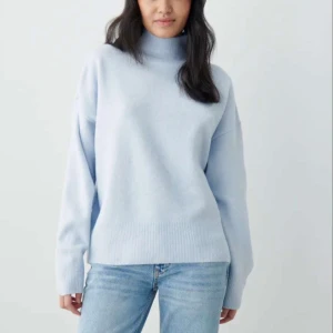 Stickad tröja - Gullig ljusblå tjocktröja från gina som är slutsåld! Använd en gång då den inte kommit till användning❤️ Köpt för 380kr.