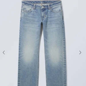 Weekday jeans - INRESSEKOLL på mina super snygga weekday jeans. De är i jätte bra skick och är förövrigt väldigt bra kvalitet. Nypris är 590kr. Skriv till mig om ni vill diskutera priset eller vill ha fler bilder💕