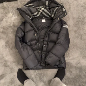 Burberry jacka - Burberry jacka Säljer min jacka då den har blivit för liten för mig i storlek S, har haft den under vintern endast och den är väldigt välbehandlad😁