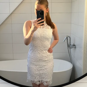 Klänning - Säljer denna vita klänning som hade passat perfekt till studenten eller annat! Använd en gång på en skolavslutning för många år sedan och den är somsagt slutsåld💕