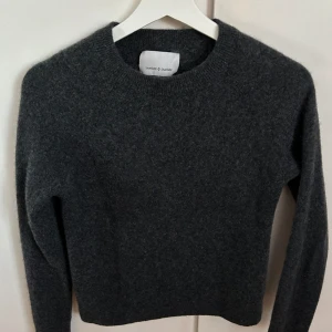 Samsoe samsoe tröja - Mjuk och gosig mörkgrå tröja från Samsoe Samsoe i 100% kashmir!