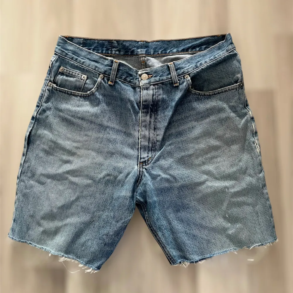 Gamla Levi’s jeans som är klippta till jorts. De sitter baggy vilket är snyggt o trendigt just nu. Är sugen på ett par andra jorts och därför säljer dessa! . Shorts.