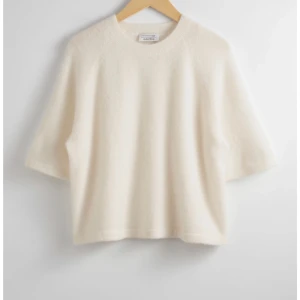 Stickad T-shirt - Säljer denna fina Trekvartsärmade tröjan från & other stories då jag ej fått användning för den. Köptes för ca 1 månad sen & endast användts 1 gång sen dess alltså är den i nyskick. Org pris 690kr. Hör av er vid frågor eller tryck gärna på köp nu 🥂💋