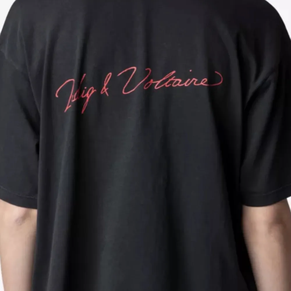 Säljer nu denna jättefina & coola t-shirten ifrån Zadig et Voltaire. Tröjan är oanvänd & prislappen är intakt med streckkod. Vid mer information, vänligen kontakta via DM!. T-shirts.