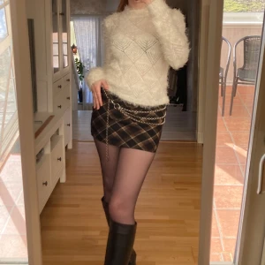 NA-KD Tröja - Vit Fluffig Tröja med Mönster från NA-KD i storlek XS. Köparen betalar för frakten🥰❤️