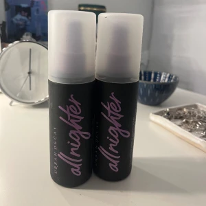 Urban decay setting spray  - Jag har två helt nya tyvärr inte boxen då jag köpte dom innan jul men jag älskar dessa men har redan en som nästan aldrig tar slut så jag  vill gärna sälja dessa.Helt nya aldrig använda och vill gärna få solt. Köpte för 318kr/ st kan sälja båda 550kr