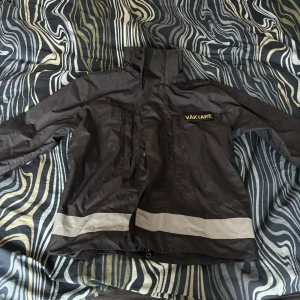 Jacka och tröja väktare  - Säljer härmed tröja o jacka med text väktare!  Jacka i str xs men är S  Tröja i storlek s