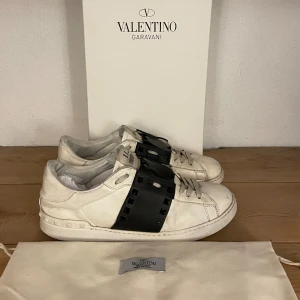 Valentino skor  - Hej! Säljer nu dessa super snygga valentino skor. Skorna är i okej skick 7/10(några nitar saknas) med skorna medföljer box och dustbag 