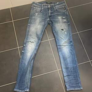 Säljer dessa riktigt feta Replay anbass jeans i storlek 31 32. Skicket är 9/10 då de har använda få gånger! Kontakta för mer info!