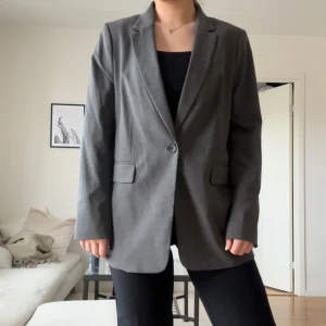 Grå kavaj - Grå kavaj från HM. Superfint material och perfekt passform. Är inget fan av grått dock så har aldrig använt den 😅💕