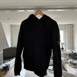 Stone island hoodie - Säljer en svart stone island tröja i storlek S Köpt från NK för några år sedan för runt 2500kr Säljs billigt pågrund av lite slittage på armarna, ingenting man märkwe om man inte kollar noga Finns att hämta i Bromma