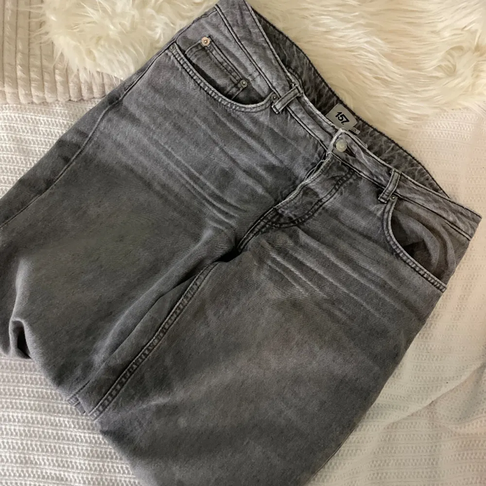 Superfina lågmidjade jeans ifrån lager 157 inte mycket använda bra skick. Jag är 165 cm 🥰 köpta för 399:- . Jeans & Byxor.