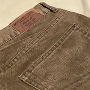 BRUNA JEANS - Bruna Jean från dressman. Man ksk tänker att byxorna är grisch, men för mig är de skater/drainer vibes liksom, De har väldigt baggy fit vilket attraherade mig, men känner numera att de är lite för långa!