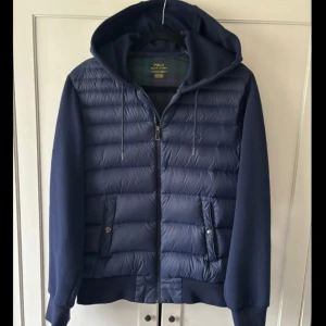 Polo Ralph Lauren cardigan  - Hej säljer nu denna polo cardigan som är i cond 9/10, det finns ett jätte jätte litet hål som ni kan få bild på privat, nypris runt 4000, storlek S, kan gå ner i pris vid snabb affär!