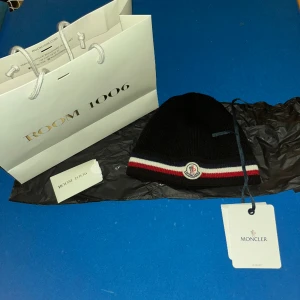 Moncler Mössa - Hej, säljer nu min Moncler mössa som jag köpte denna vintern. Mössan är nästan helt ny och knappt andvänd. Jätte bra skick, inga fel på den. Kan ta emot byten. Nypris 2200.