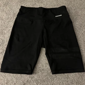 Stronger träningsshorts  - Stronger träningsshorts/ cykelbyxor  Mobilficka bak Storlek: M Använd fåtal gånger