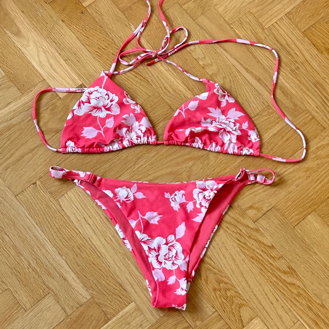 Rosa bikini med blommor 