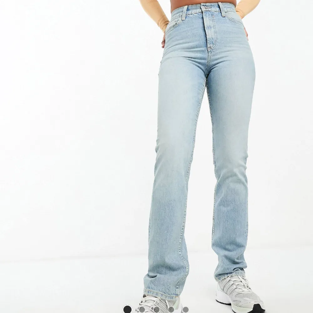Ljusblåa jeans från Asos Tall. Oanvända. Fler bilder kan skickas vid intresse. Finns i storleken 25/38 och 26/38. Jeans & Byxor.