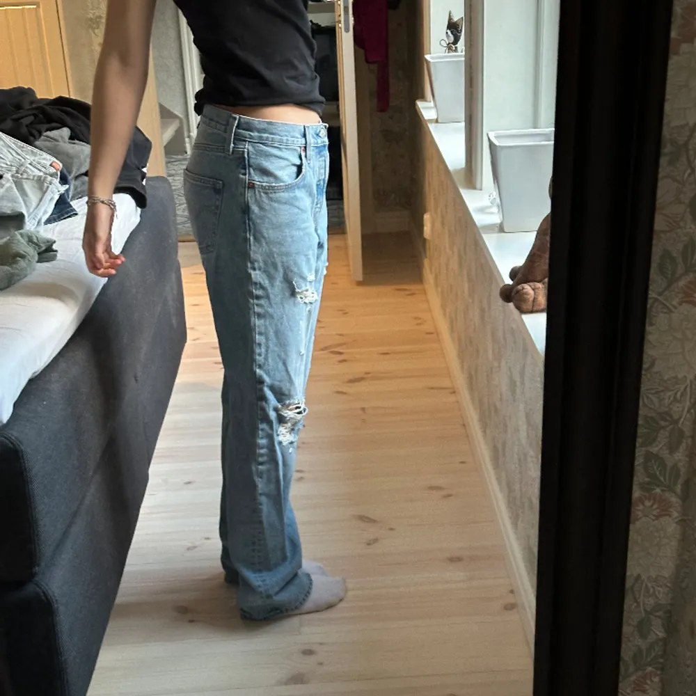 Skitsnygga jeans från Levis! Köpta förra sommaren, knappt använda. Jag är 172 och de sitter bra i längden på mig. Storlek 28/32. Klicka på köp nu!. Jeans & Byxor.