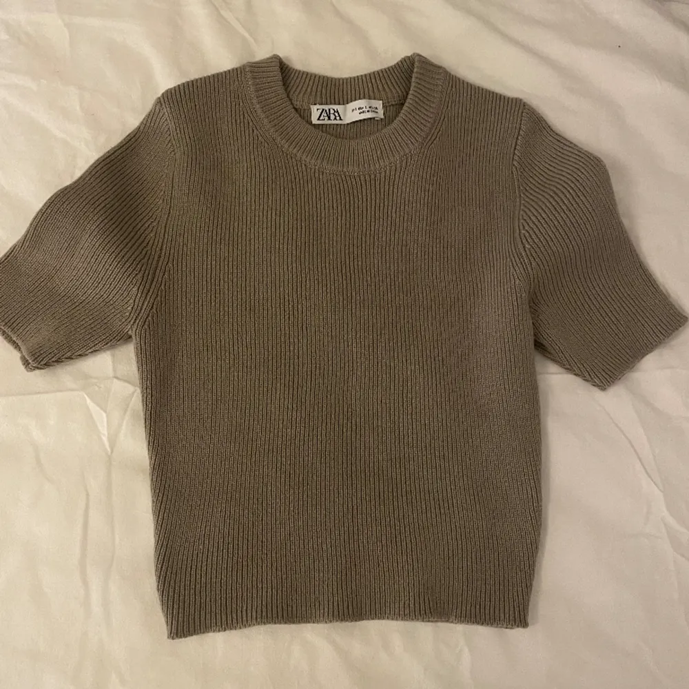 Jättesöt tröja ifrån Zara som inte kommer till någon användning (använd en gång) . Tröjor & Koftor.