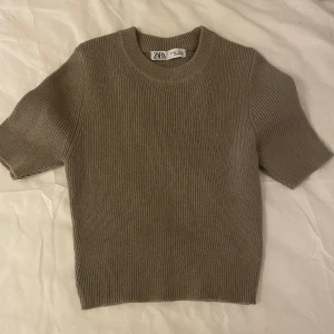 Zara tröja  - Jättesöt tröja ifrån Zara som inte kommer till någon användning (använd en gång) 