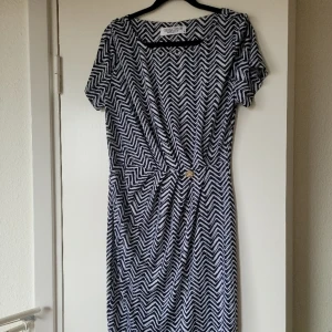 Klänning Bubbleroom stlM - Fin vardags/Midiklänning marin/vit i klassiskt mönster. Lagda veck samt resår i midja. Kort ärm. Stretchigt material. Längd ca t knä. Välvårdad,  som ny!