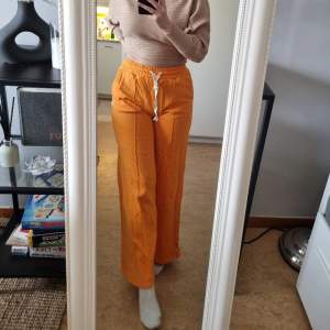 Orangea nyon byxor som jag fått från min men aldrig använt. Mjukisbyxor, sköna men inte min färg riktigt!  Strl S