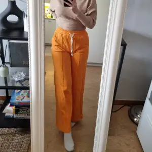 Orangea nyon byxor som jag fått från min men aldrig använt. Mjukisbyxor, sköna men inte min färg riktigt!  Strl S