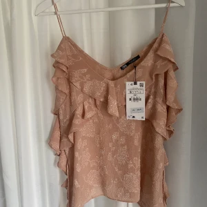Topp Zara - Hej! Ja säljer en jättesnygg topp från Zara! Då toppen aldrig är använd finns prislapp kvar och toppen är som ny!  Nypris: 379 kr, säljer för 200 kr eller prisförslag  Storlek S Tryck på köp nu eller prisförslag 🥰