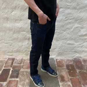 Levis 511 - Levi’s jeans 511 i färgen mörkblå. Storlek 30/30 och modellen på bilden är 182 cm. Fint skick, nypris 1099, köp för endast 299kr.  Fast pris gäller🤝