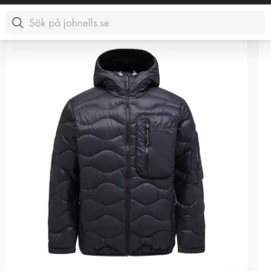 Helt ny Peak performance jacka  - Jacka utav märket peak performance, Helt ny i oöppnad förpackning från Johnells. Köptes för 3199kr plus frakt i storlek S och i färgen svart.  Kan skickas över hela Sverige där jag står för frakten så länge den är under 100kr. Eller mötas i Göteborg🌷