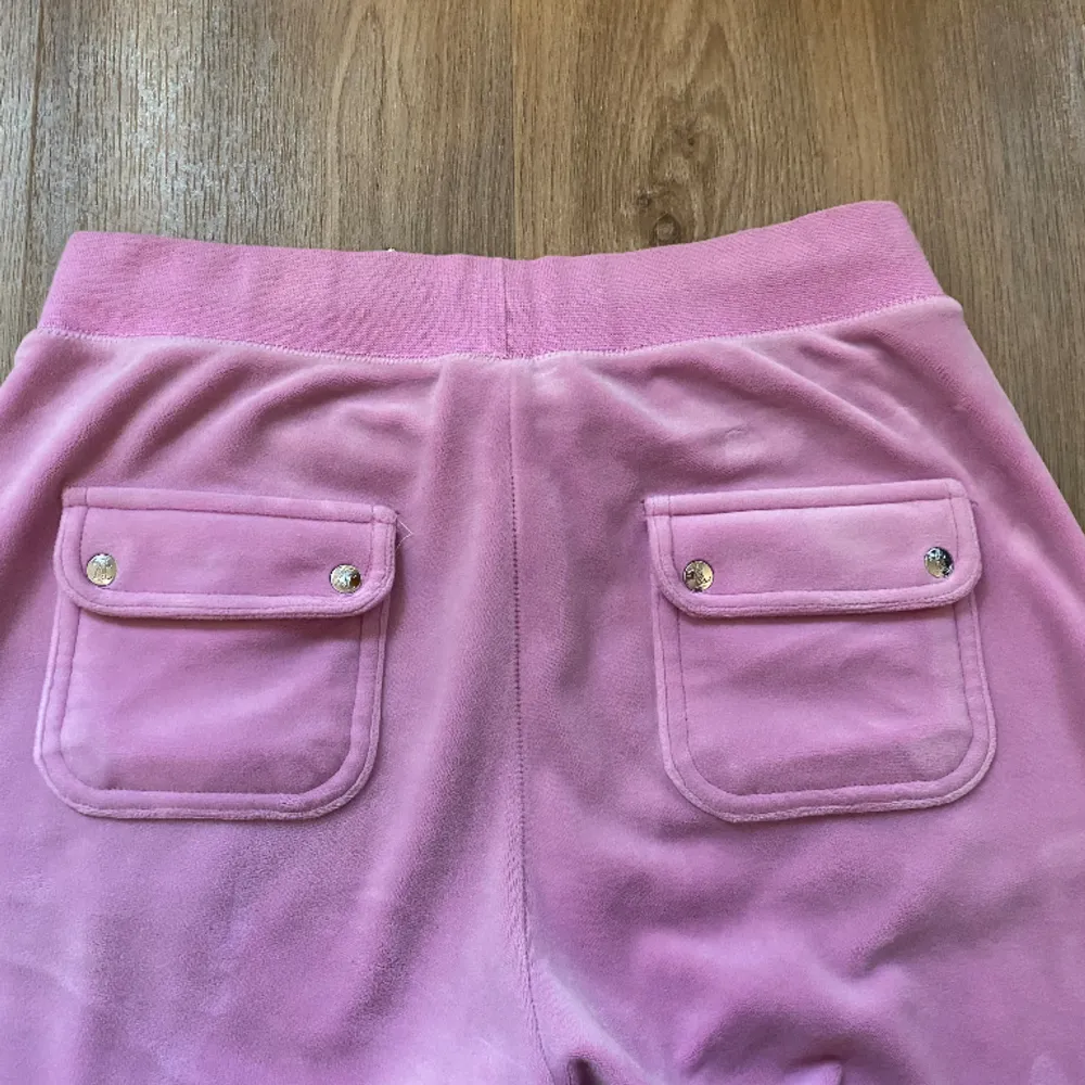 Fri frakt!! Rosa färg Juicy byxor i mycket bra skick🩷Du kan direkt använda 